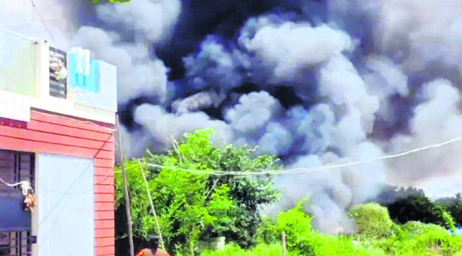 ప్లాస్టిక్‌ గోదాము మసి 1