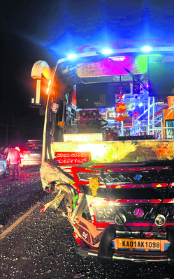 మృత్యుశకటమైన ప్రైవేటు బస్సు 1