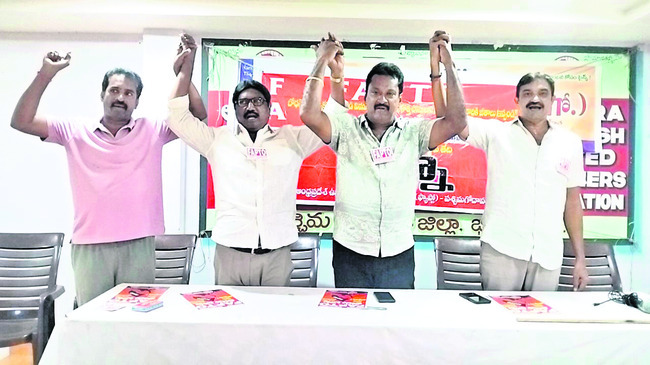 కూటమి పాలనలో ఉద్యోగులకు కష్టాలు 1