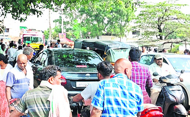 పేట డైవర్షన్ రోడ్డులో ఆటోలు బోల్తా 2