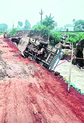 పేట డైవర్షన్ రోడ్డులో ఆటోలు బోల్తా 1