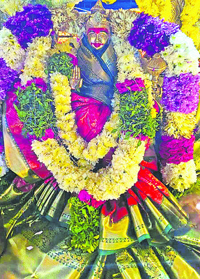 ఏడుపాయల జనసంద్రం1