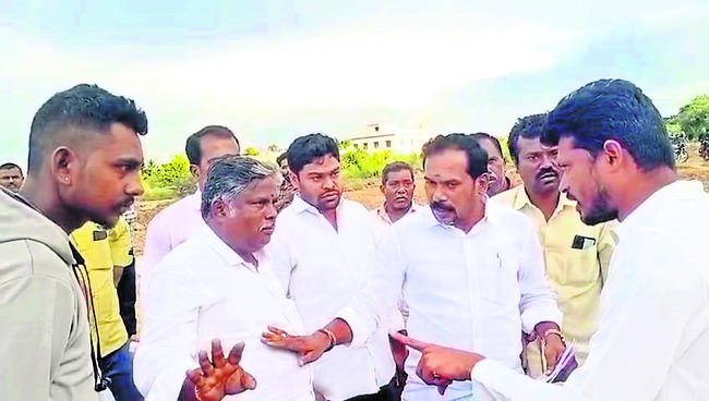 కోర్టు ఆర్డర్‌ సాకుతో.. రూ.20కోట్ల స్థలం..కబ్జాకు యత్నం1