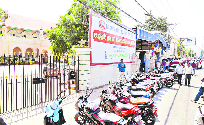 రోడ్డెక్కిన సచివాలయ ఉద్యోగులు 2