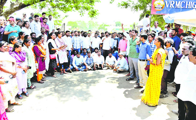 రోడ్డెక్కిన సచివాలయ ఉద్యోగులు 1