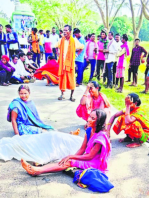 ట్రక్ను ఢీకొన్న బైక్లు.. ముగ్గురు మృతి 2