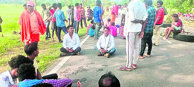 ట్రక్ను ఢీకొన్న బైక్లు.. ముగ్గురు మృతి 1