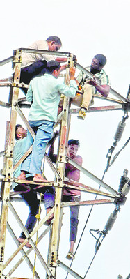 మద్యం మత్తులో విద్యుత్‌ టవరెక్కి హల్‌చల్‌ 1