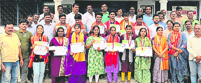 విద్యార్థులు, ఉద్యోగులకు సన్మానం1