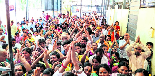 శ్రీగిరికి పోటెత్తిన భక్తులు 1