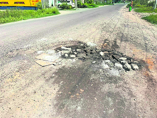 రోడ్లపై ప్రయాణమే నరకప్రాయం!1