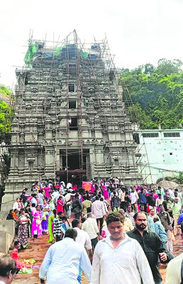 కిటకిటలాడిన లోవ 1