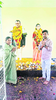 ఇద్దరు విద్యార్థినిలకు రూ.1.60 లక్షల ఆర్థికసాయం2