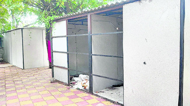 దుకాణాలు నిరుపయోగం1