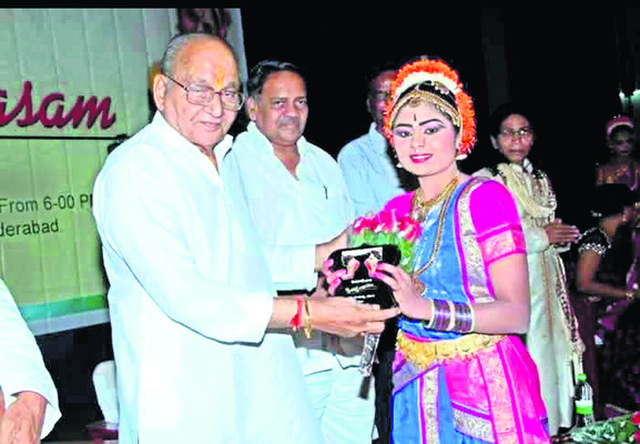 కళామతల్లి సేవే లక్ష్యంగా.. 1