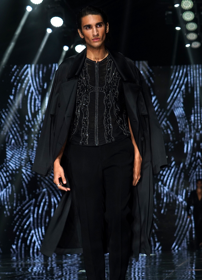 Malaika Arora in Deccan Derby 2025 Fashion Show Photos14