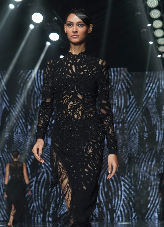Malaika Arora in Deccan Derby 2025 Fashion Show Photos16