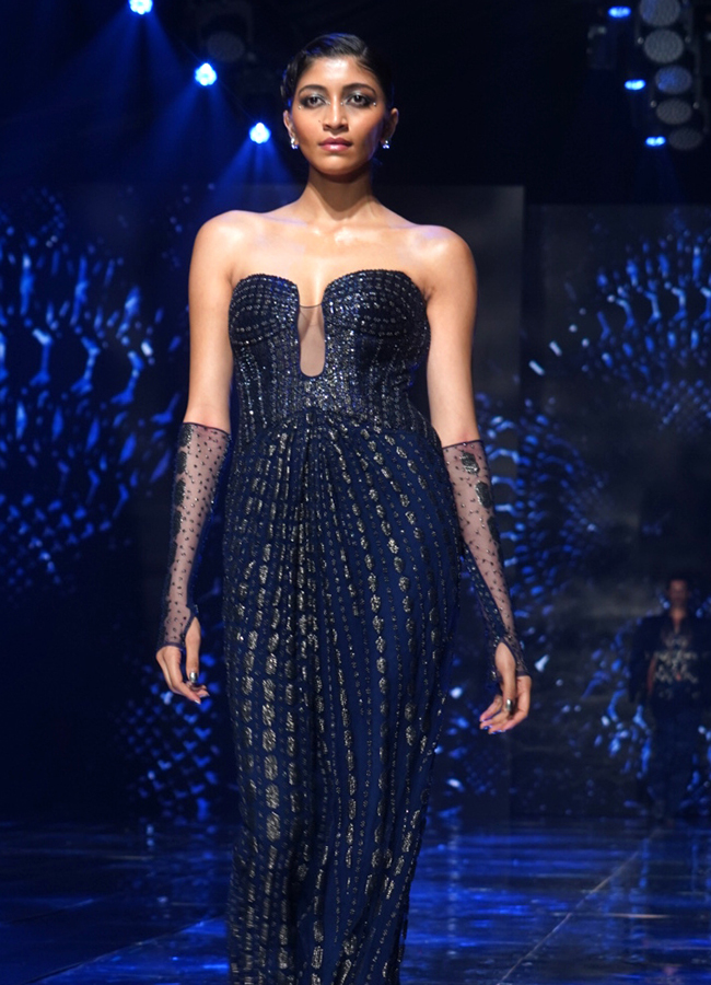 Malaika Arora in Deccan Derby 2025 Fashion Show Photos23