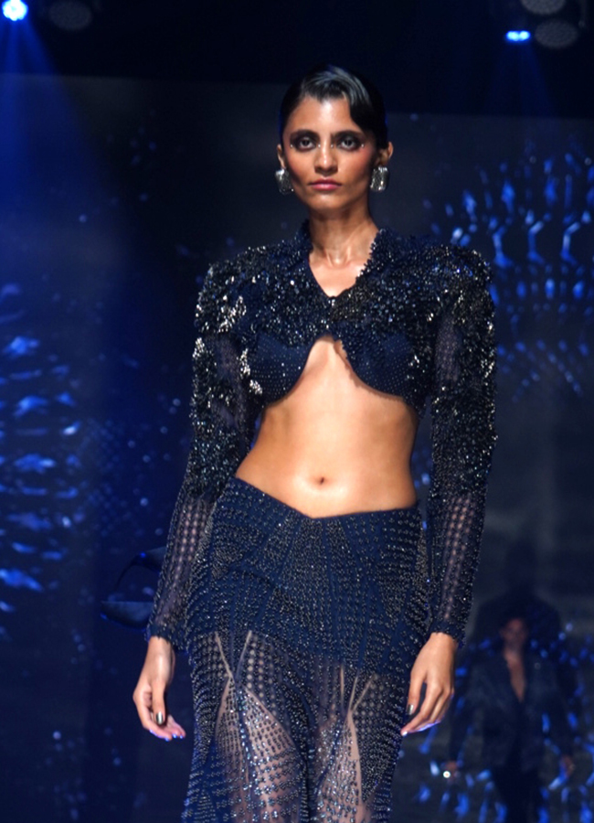 Malaika Arora in Deccan Derby 2025 Fashion Show Photos6