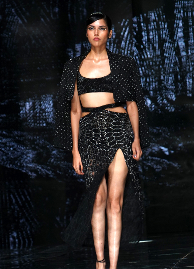 Malaika Arora in Deccan Derby 2025 Fashion Show Photos9