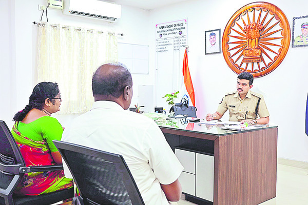 పోలీస్‌ గ్రీవెన్స్‌కు 31 అర్జీలు 1