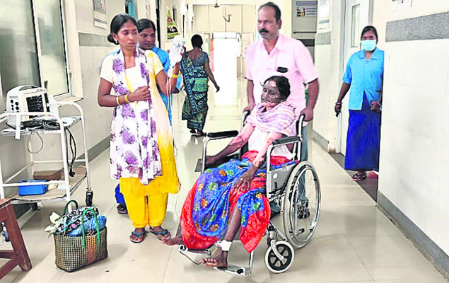 నిప్పంటించుకొని మహిళ ఆత్మహత్యాయత్నం1