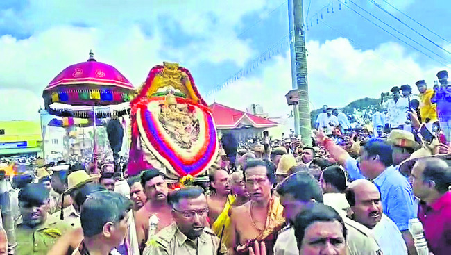 చాముండి గిరులపై రథ సంభ్రమం1