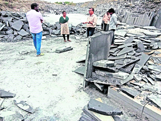 అగ్రహారంలో పట్ట పగలే చోరీ 1