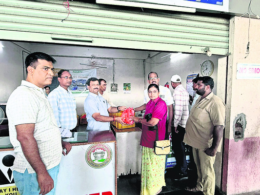 ఆర్టీసీ ఉద్యోగులకు భోజనం1