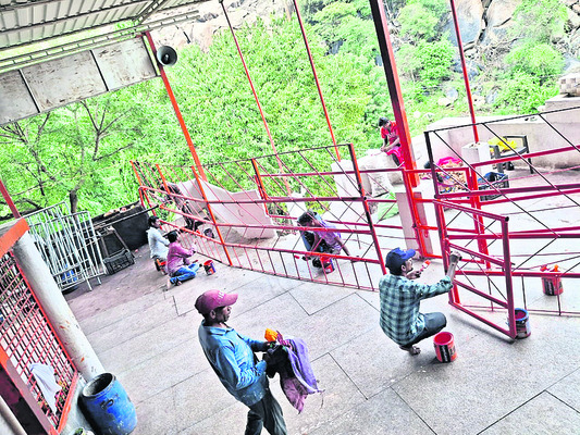బ్రహ్మోత్సవాలకు ముస్తాబు 
1