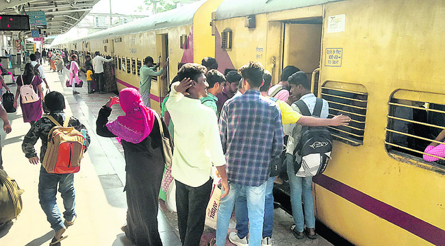 రైళ్లన్నీ రద్దీ 2