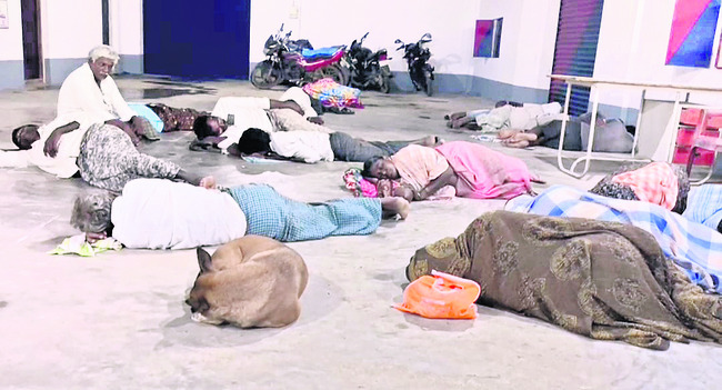 యూరియా కోసం రాత్రంతా పోలీస్‌స్టేషన్‌లోనే..1