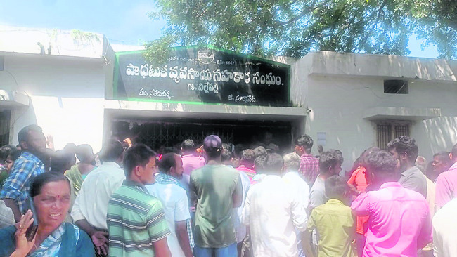 వీడని యూరియా కషా్టలు1