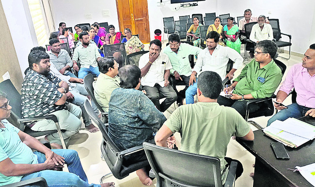రైళ్లన్నీ రద్దీ 1