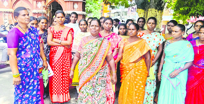 అర్జీలిచ్చాం.. ఆలకించండి1