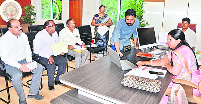 కలెక్టర్‌ కృతికా శుక్లా 1
