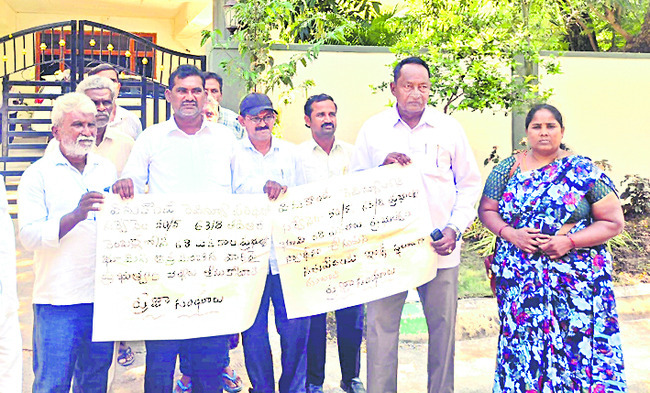 కలెక్టర్‌ కార్యాలయం ఎదుట ప్రజాసంఘాల ధర్నా2