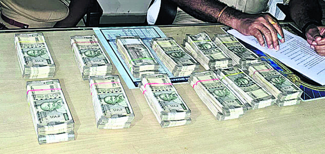 తక్కువ ధరకే బంగారం పేరిట మోసం1