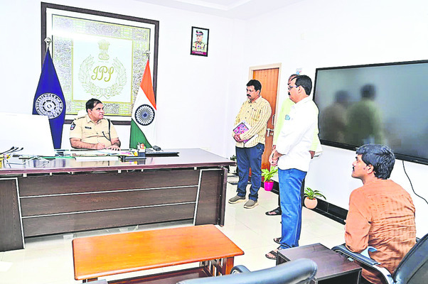 పోలీస్ పీజీఆర్ఎస్కు 25 ఫిర్యాదులు 1
