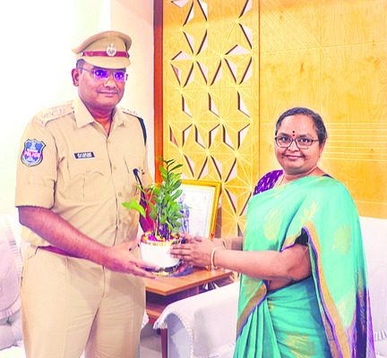 మెరుగైన సేవలే లక్ష్యం కావాలి 2
