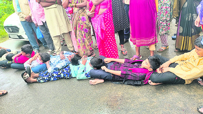 గురుకులాన్ని కొనసాగించాలని ఆందోళన1