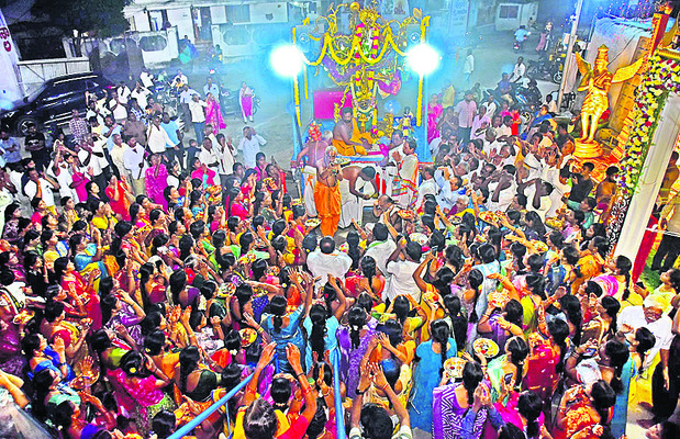 పొన్నరథంపై గోవిందుడు1