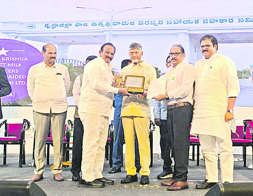 కృష్ణా మిల్క్‌ యూనియన్‌కు స్వచ్ఛ ఇండస్ట్రీ అవార్డు 1