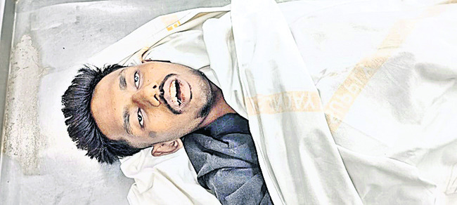 డివైడర్ను ఢీకొని యువకుడి మృతి 1