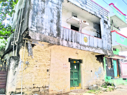శిథిలం.. ప్రమాదకరం!4