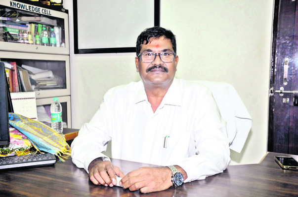 శిథిలం.. ప్రమాదకరం!5