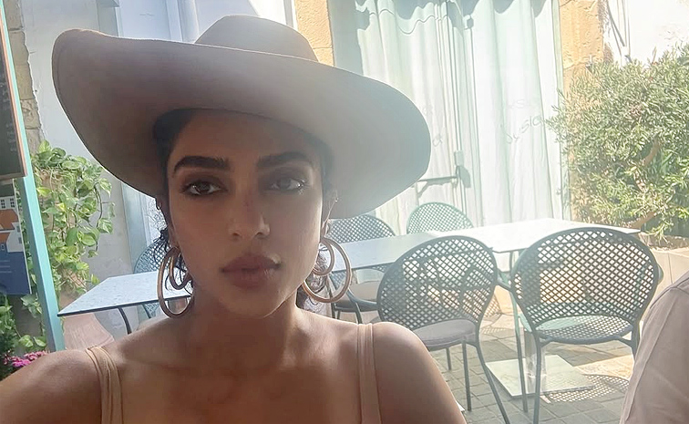 Sobhita Dhulipala jokes about Her selfie skills Photos9