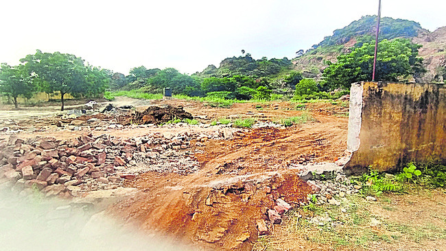 కొండ భూమిని వదలని కూటమి నేతలు 1