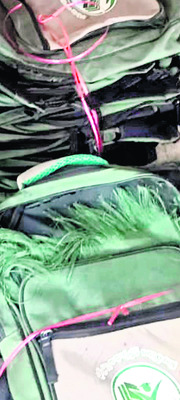 స్కూల్‌ బ్యాగులు చిరిగి.. నాణ్యత నవ్వి! 1