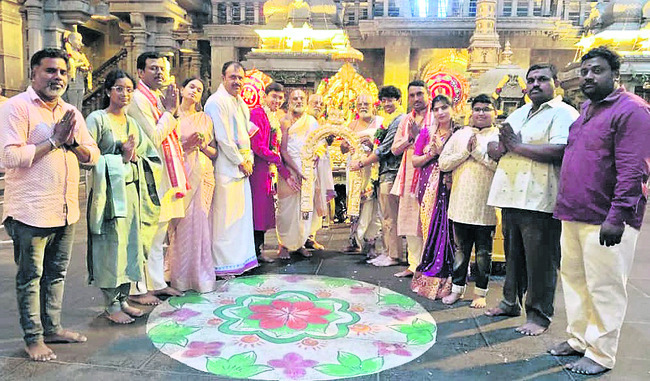 యాదగిరీశుడికి బంగారు ప్రభ అందజేత1